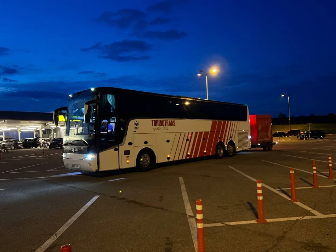 Autocar Torino Trans cu remorcă, pregătit de plecare